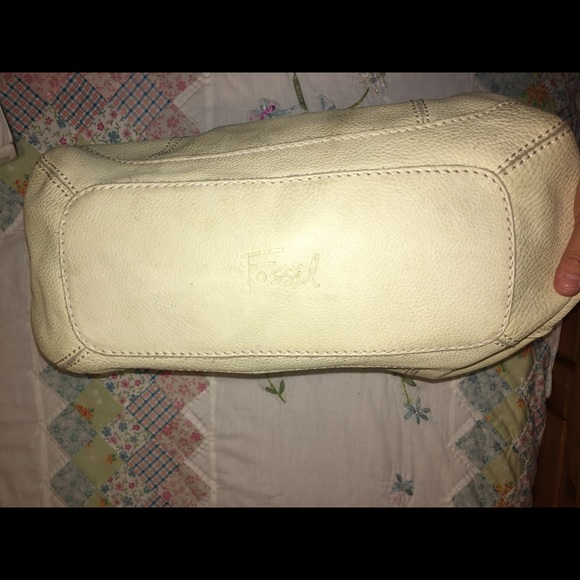 Clearance 🛍 Large creme fossil handbag. - Picture 4 of 7